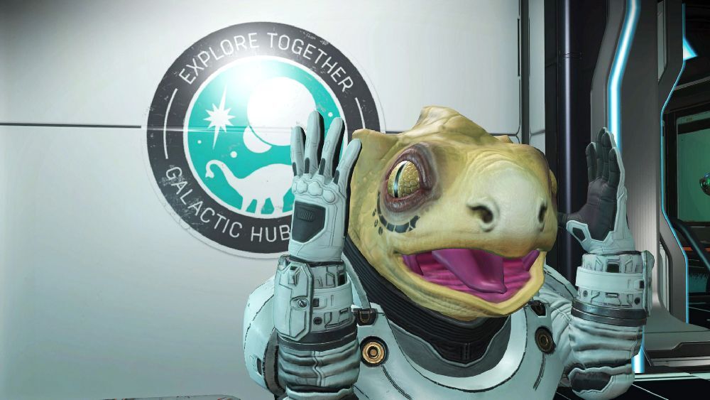 Ein Gek, der es nicht fassen kann. Er macht die Mindblown Gestik vor dem Logo des Galactic Hubs an einer Wand hinter ihm.
