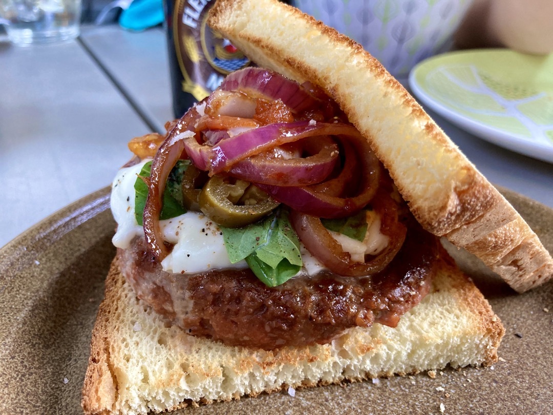 Ein vegetarischer Bruschetta Burger.