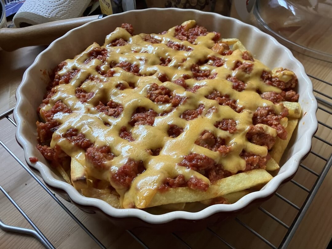 Chili Cheese Fritten in einer Pie Form.