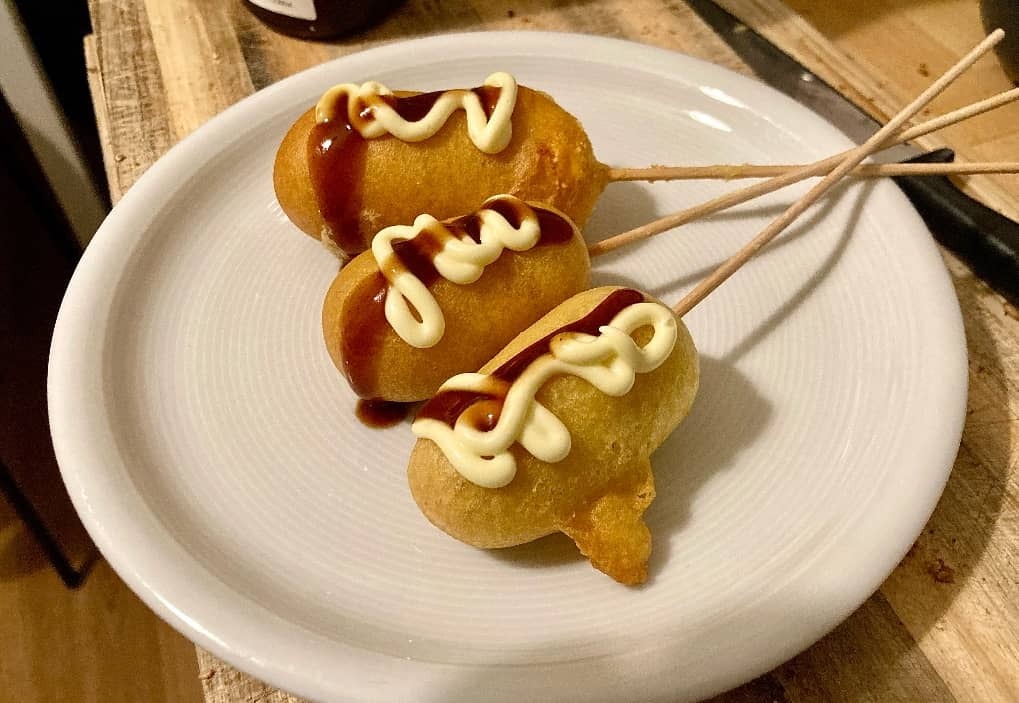 Drei Corn Dogs auf einem Teller