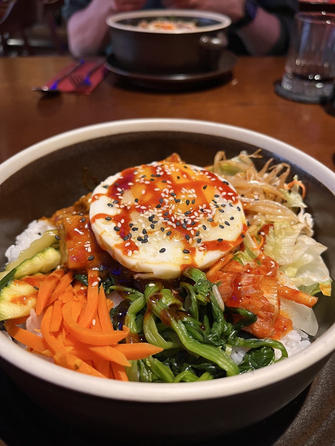 Foto einer Schüssel Bibimbap. Saugeil.