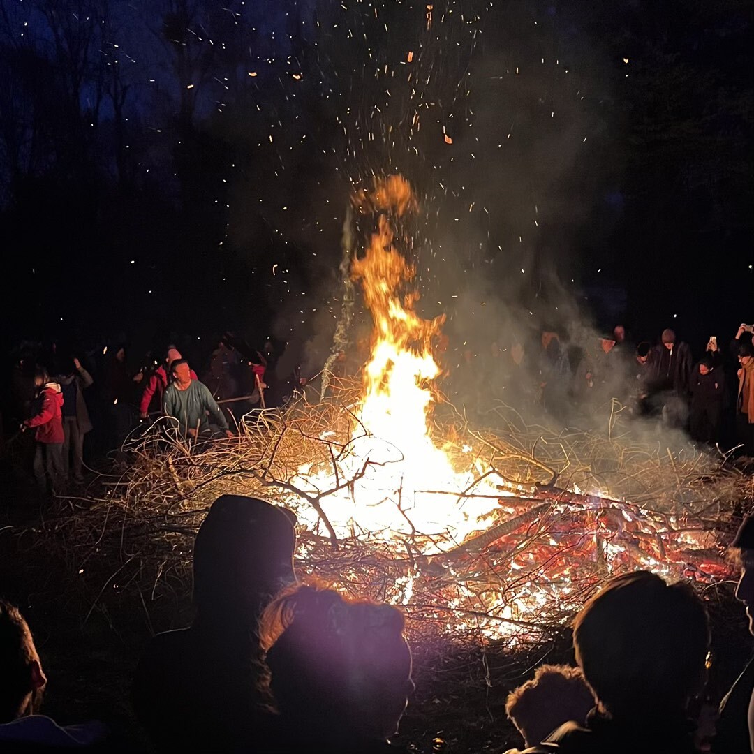 Osterfeuer, mit vielen Menschen drumherum.