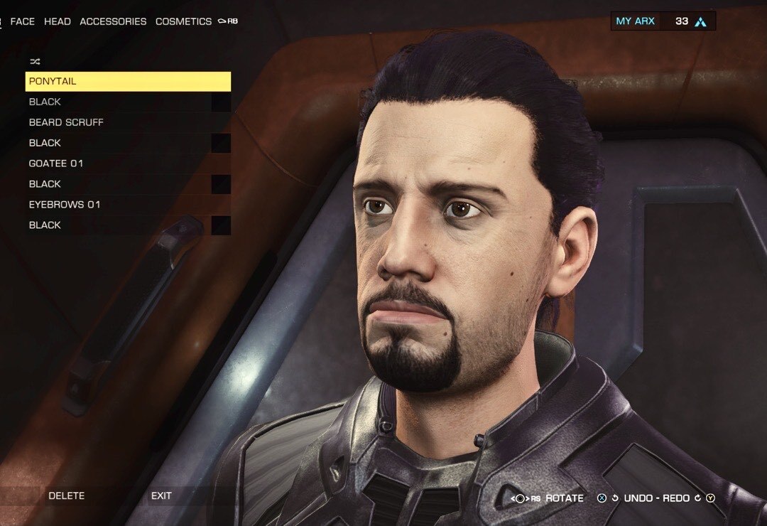 Ein Commander in Elite, der aussieht wie Lin-Manuel Miranda