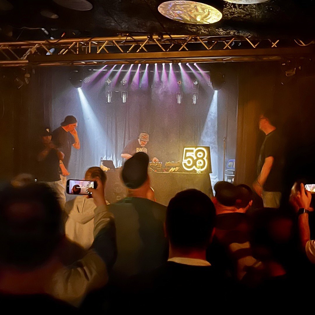 Bühne mit zwei MCs und einem DJ