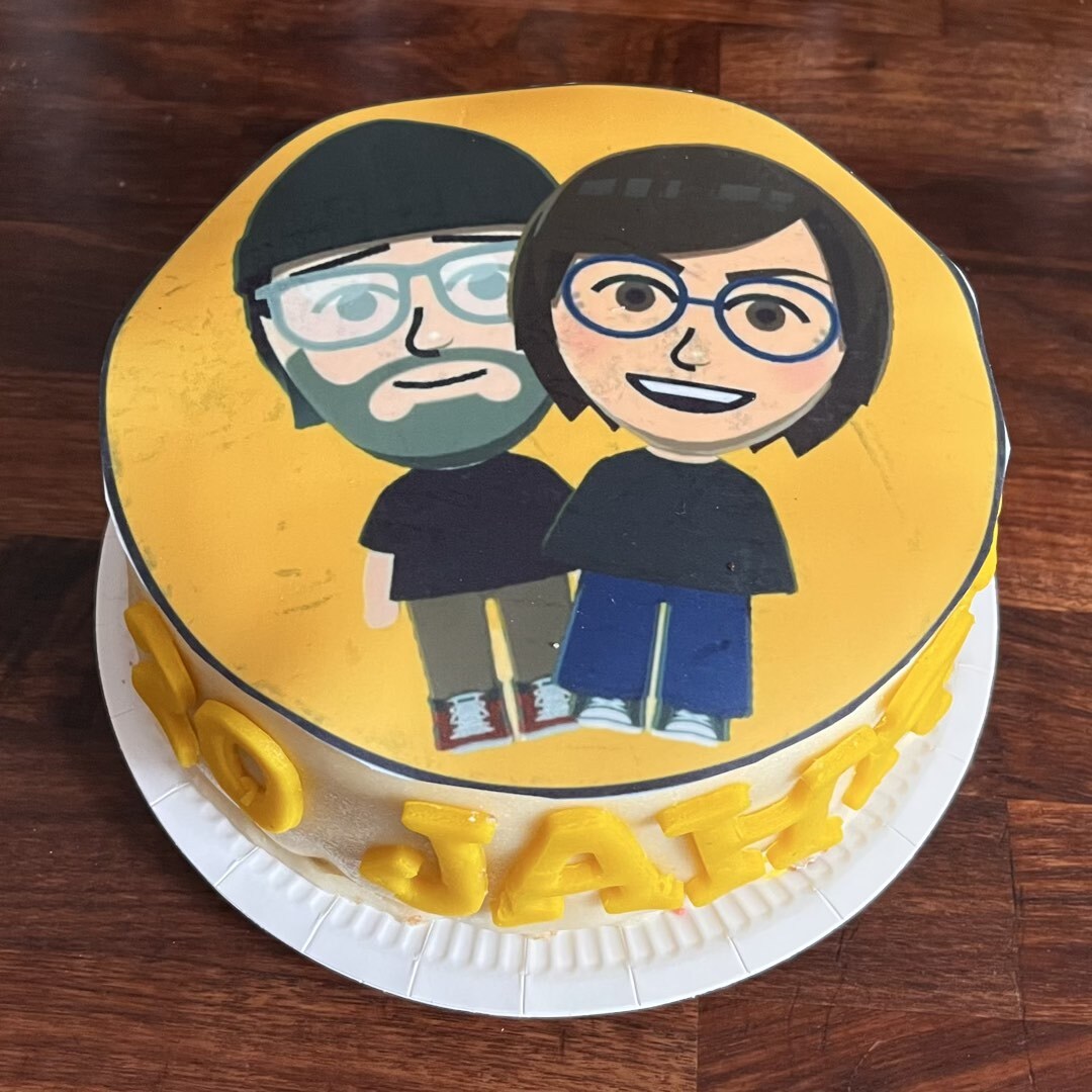 Eine Hochzeitstorte mit den Miis von meiner Frau und mir drauf.
