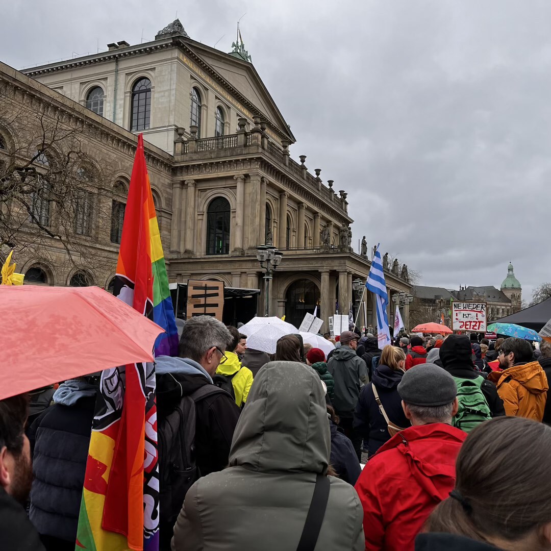 Blick über die Köpfe von Demonstrant\*innen auf der ersten Prüf-Demo in Hannover.