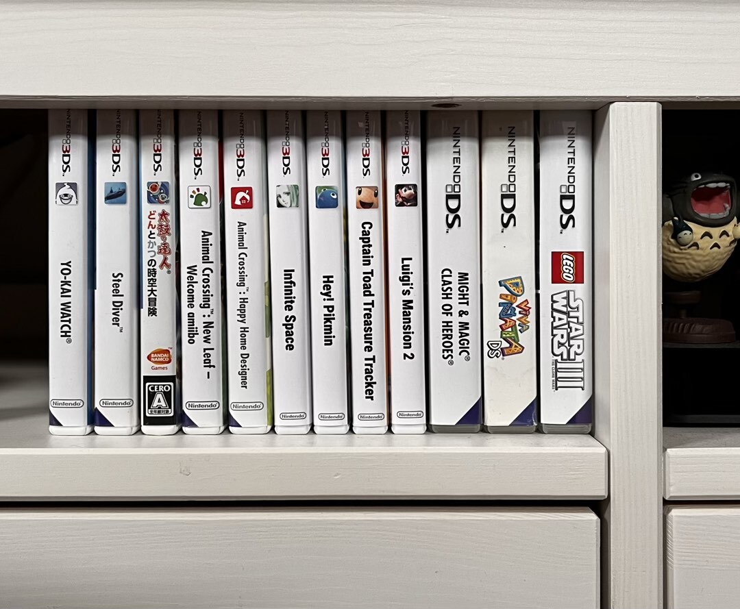 Blick in mein 3DS Spieleregal: Yo-Kai Watch, Steel Diver, Taiko No Tatsujin, Animal Crossing New Leaf, Animal Crossing Happy Home Designer, Infinite Space, Hey! Pikmin, Captain Toad Treasure Hunter, Luigi’s Mansion 2, Might & Magic Clash of Heroes, Viva Piñata DS und LEGO Star Wars III