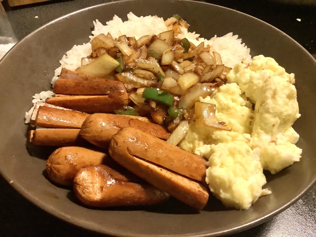 Ein Teller Octopus Wiener mit Rührei, Reis und Zwieblen.