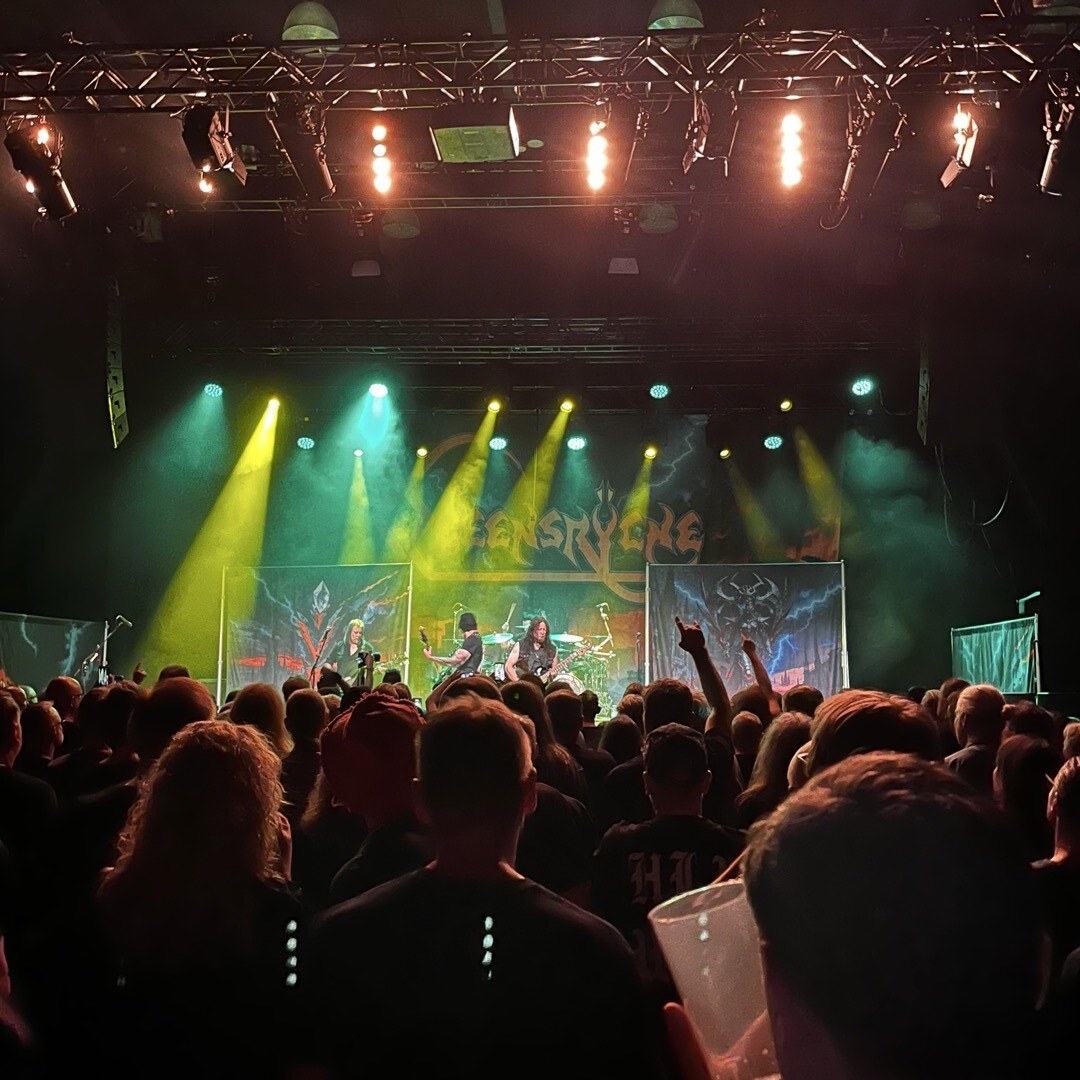 Queensrÿche auf der Bühne des Pavillon.