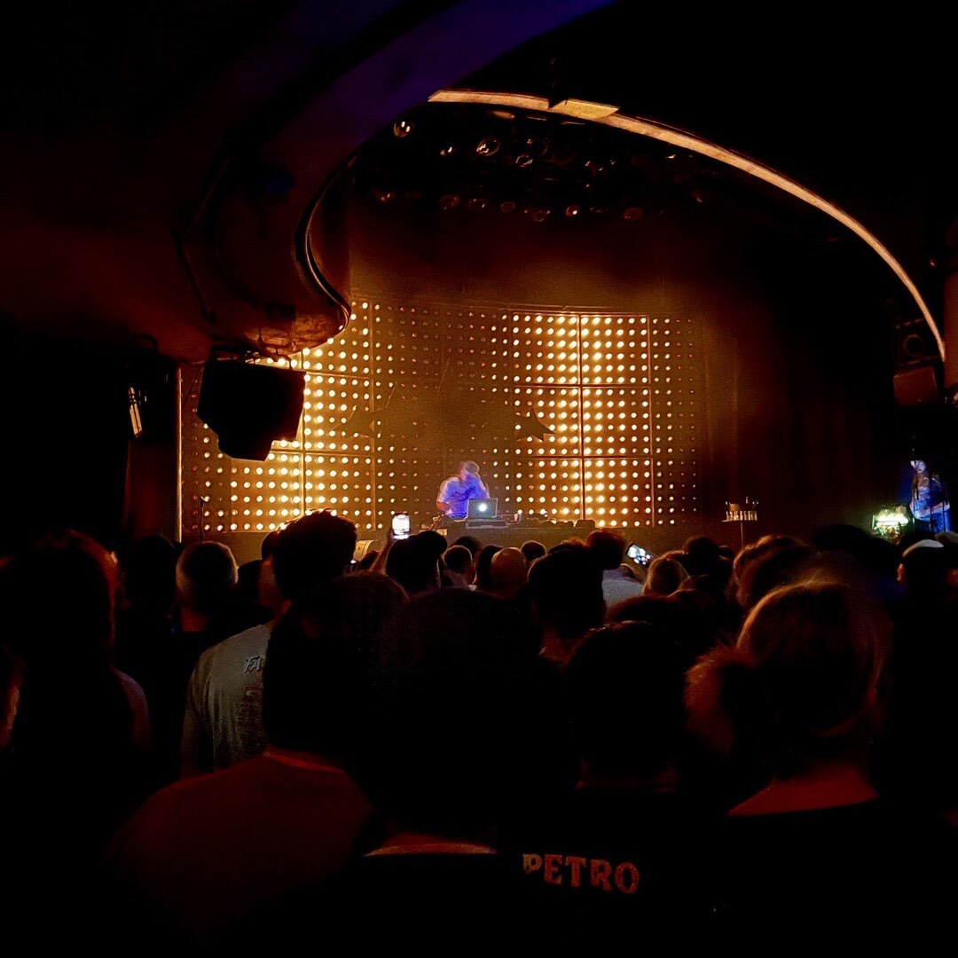 DJ Kuhlmann vor einer Wand aus Glühlampen kurz vor dem Auftritt der Fünf Sterne im Mojo Club