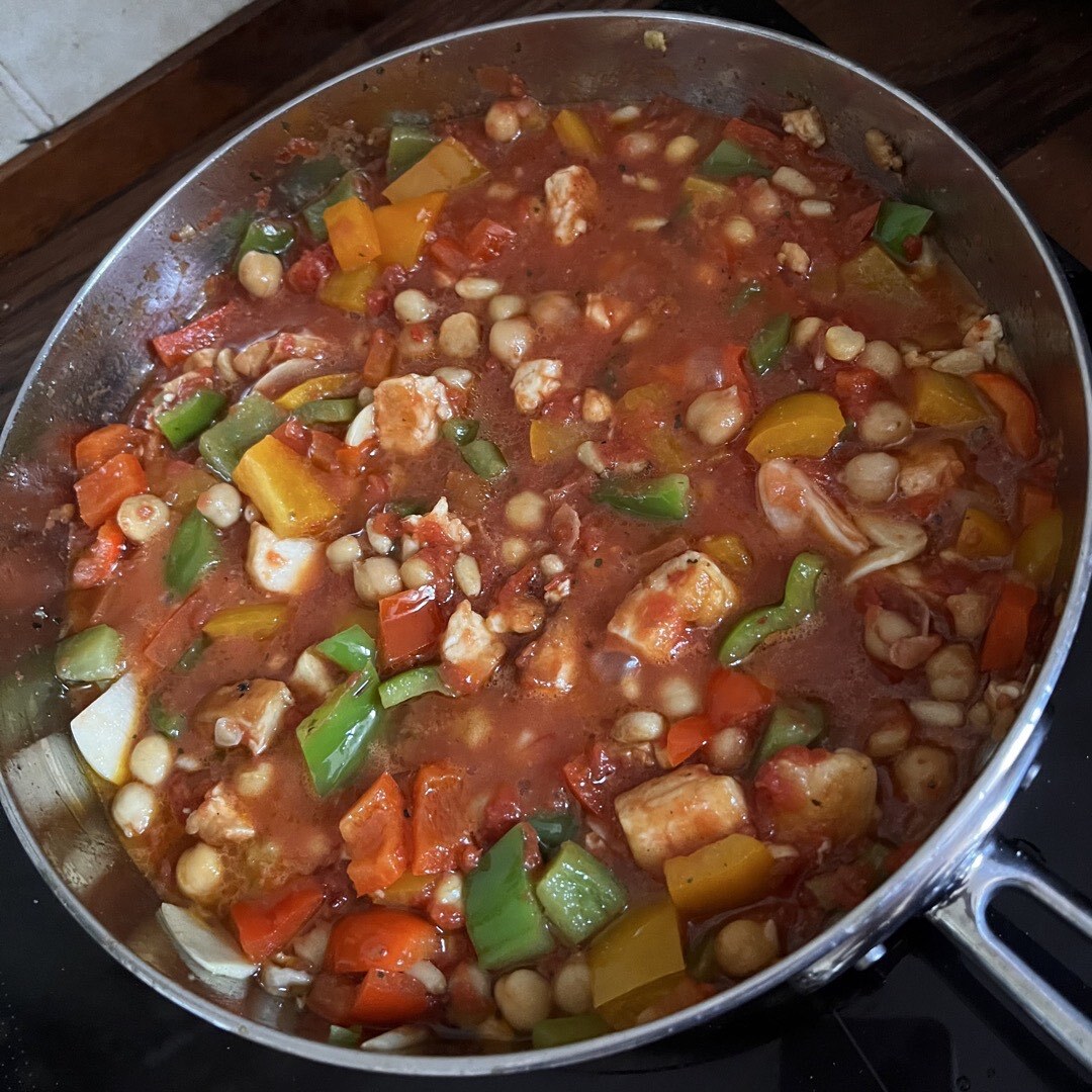 Pfanne mit Tomaten, Paprika, Kichererbsen und Halloumi.