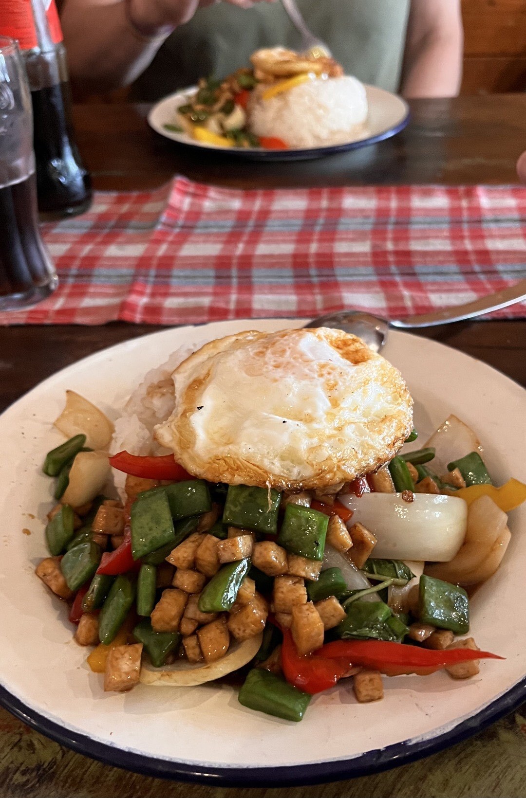 Ein Teller Pad Krapao und noch einer im Hintergrund.