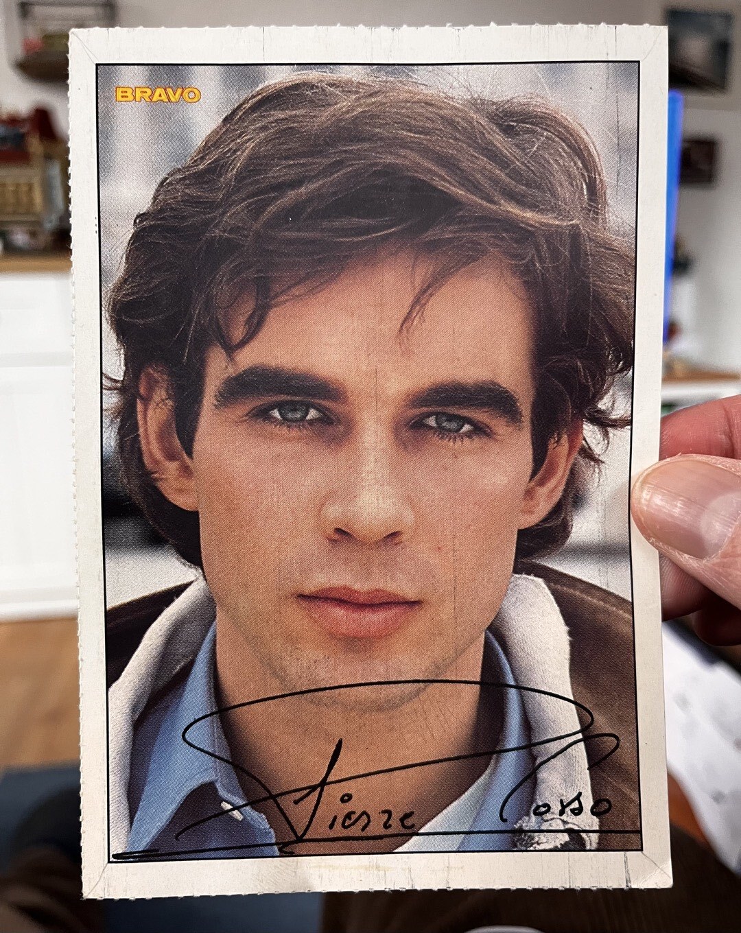 Eine Autogrammkarte mit Bravo Logo und Hot Shit Pierre Cosso drauf.