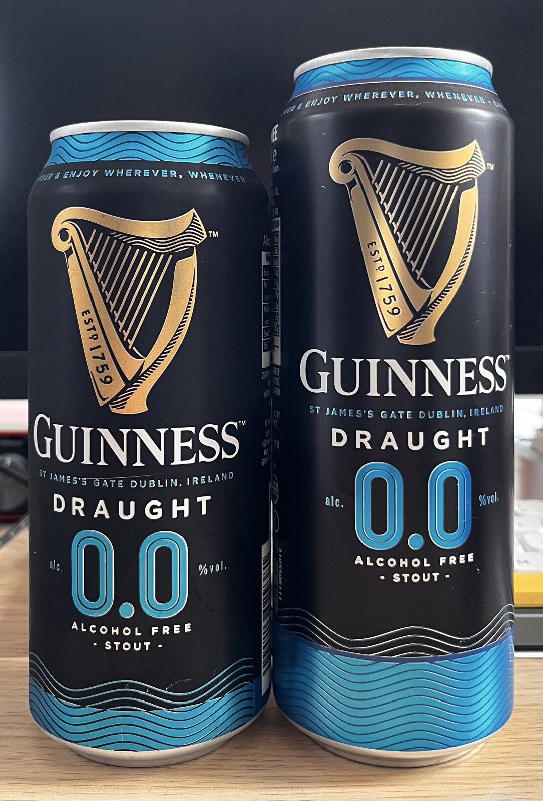 Zwei Guinness Zero Dosen, links kleiner und aus Deutschland, rechts größer und aus Irland.
