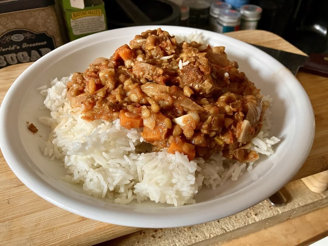Ein Teller Linsencurry mit Wurst