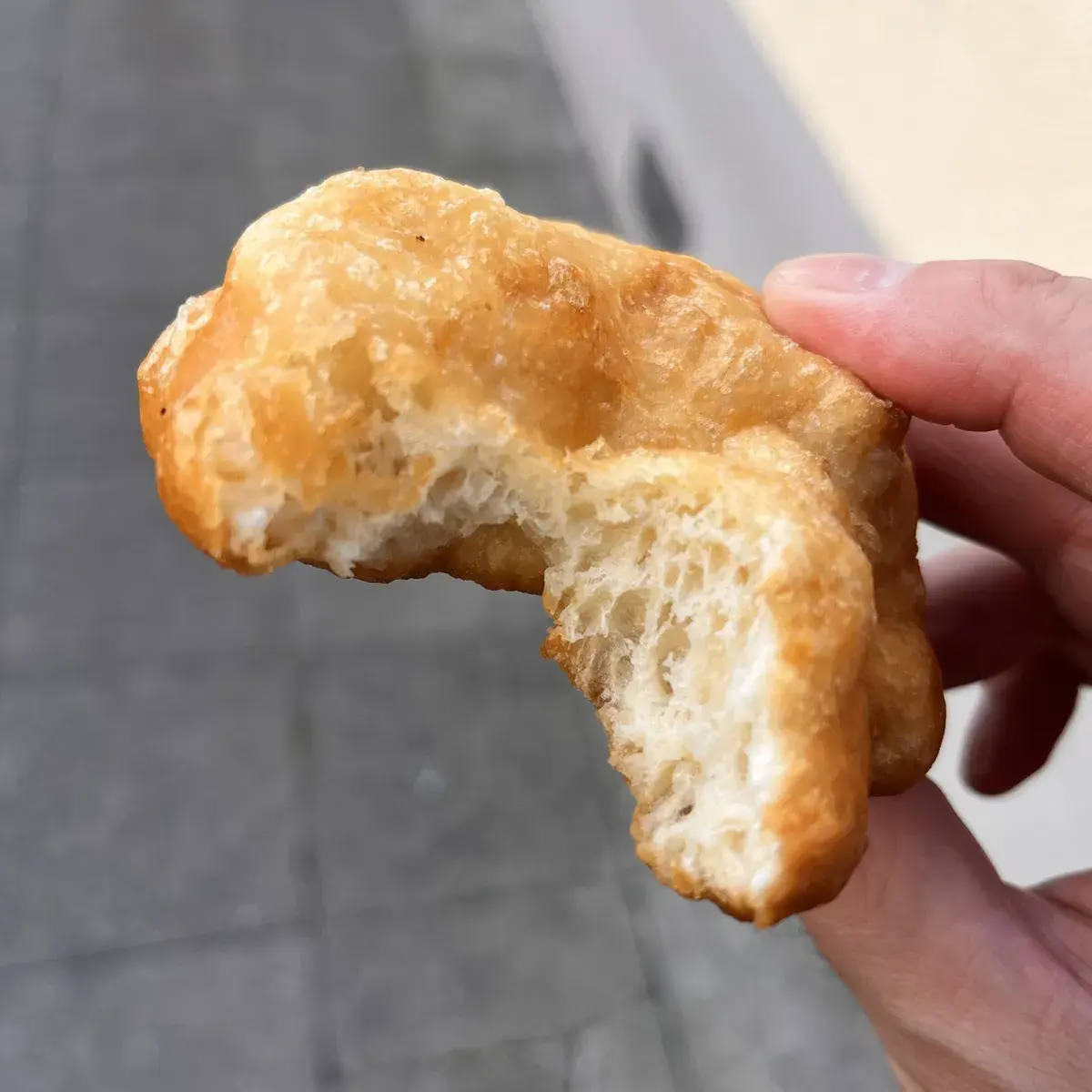 Ein frittiertes Lokma in freier Wildbahn