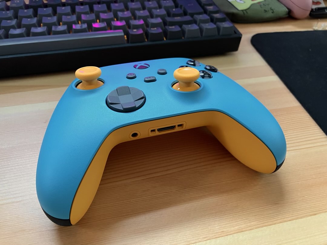 Ein libellenblauer Xbox Controller.