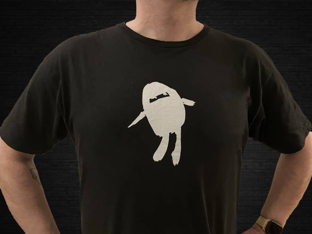 Ein schwarzes Shirt mit einem aufgedruckten, invertiertem Ninja aus Tusche.