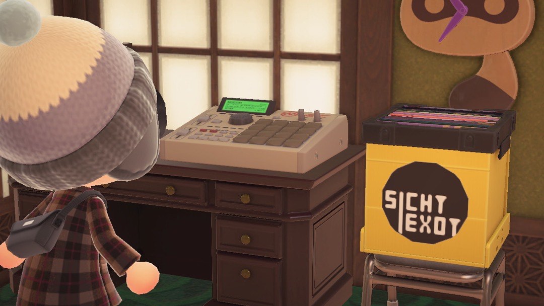 Eine Akai MPC Nachbildung auf einem Schreibtisch aus dunklem Holz im Spiel Animal Crossing. Links sieht man den Hinterkopf und Oberkörper des Protagonisten. Rechts steht eine Plattenkiste mit dem Logo des Sichtexot Labels. Dadrüber hängt eine Tom Nook Pendeluhr.