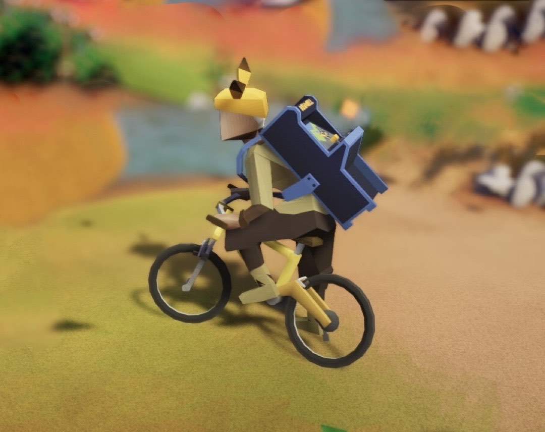 Eine Radfahrerin mit einer Pikachumütze und einem Arcade Automaten als Rucksack auf dem Rücken in der Natur.