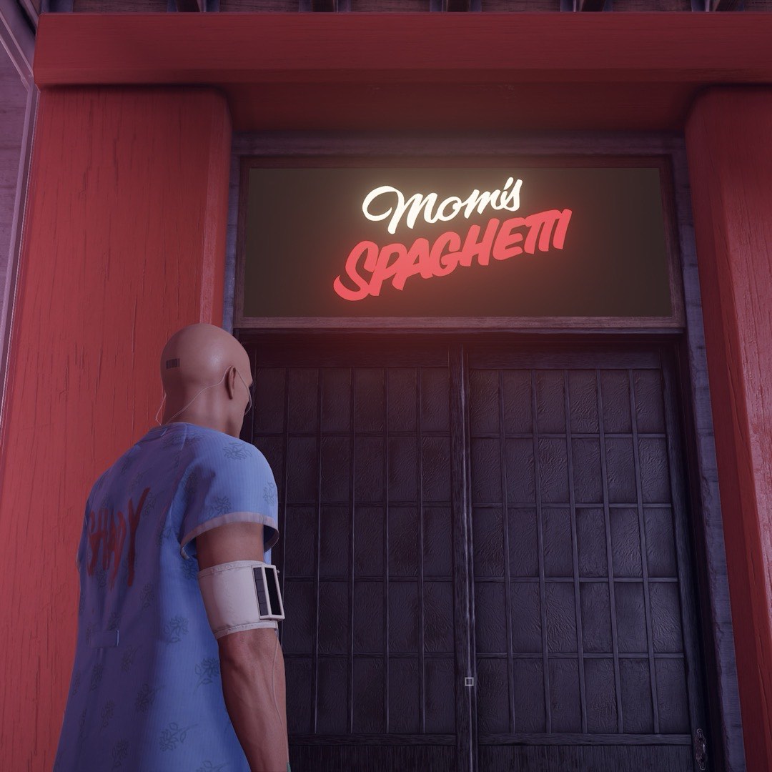 Agent 47 vor dem Eingang zum Restaurant Mom's Spaghetti.