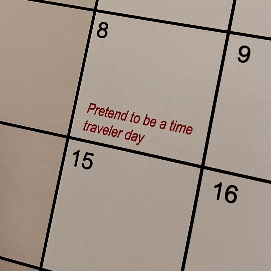 Ausschnitt eines Wandkalenders. Der 8. Dezember zeigt den Day of the Time Traveler an.