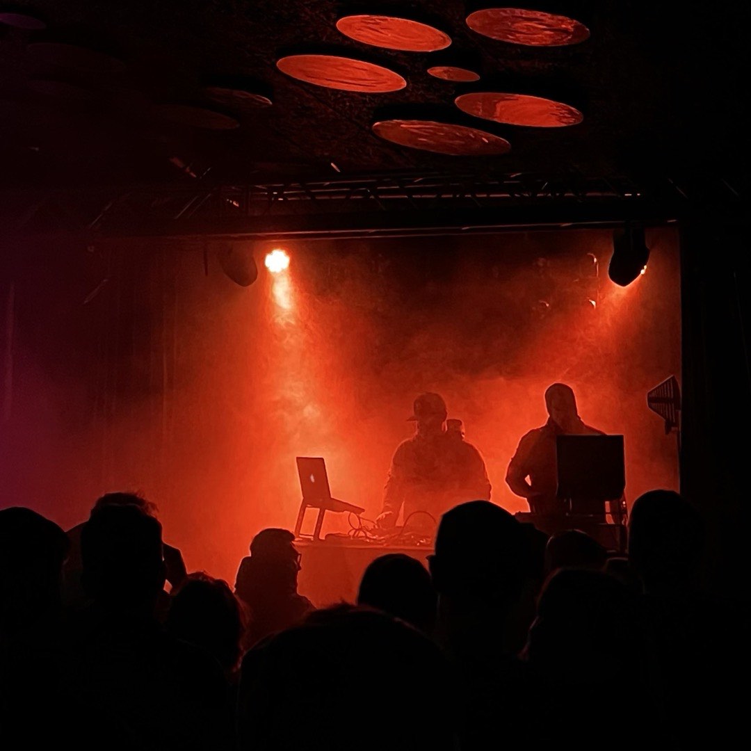 Die Silhouetten von Apollo Brown und Morlokko Plus im roten Gegenlicht.