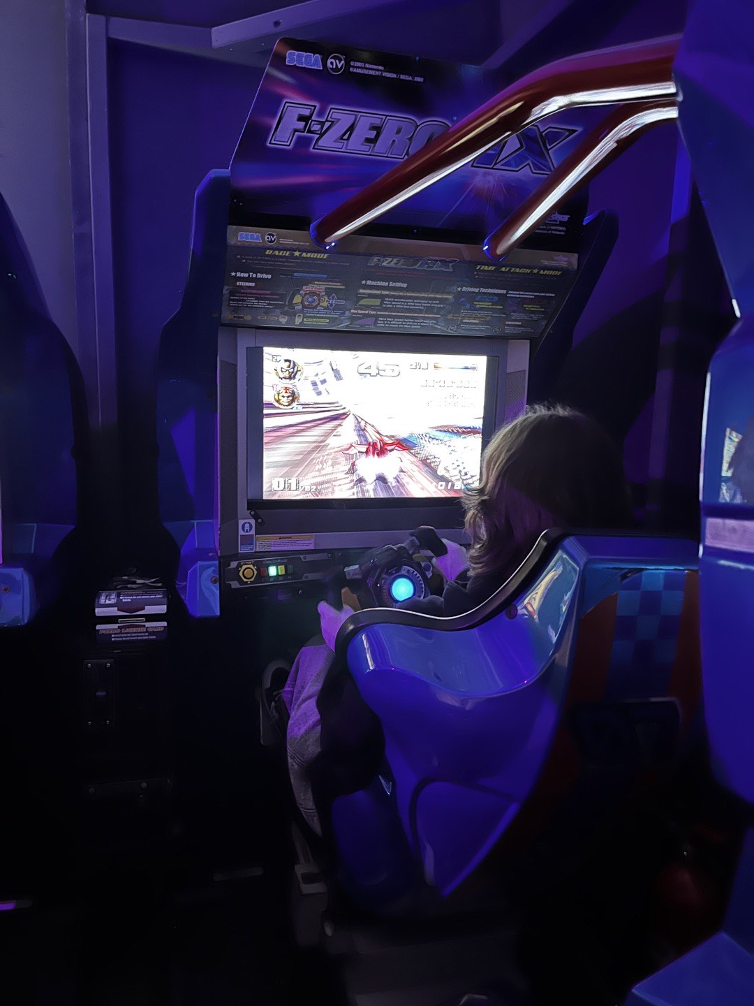 Blick ins Cockpit des F-Zero Automatens.