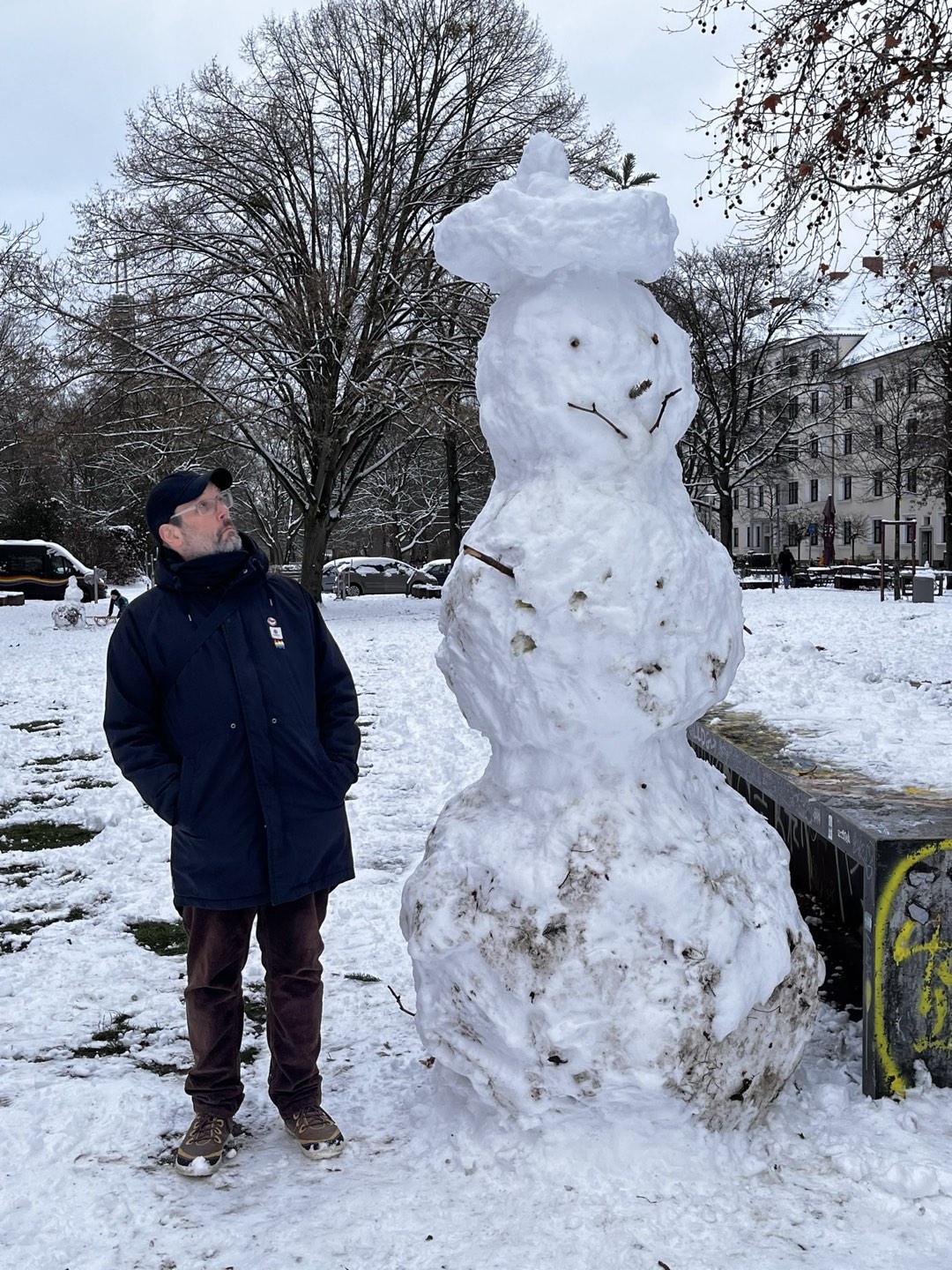 Eine eineinhalb mal so große Schneeperson wie ich, neben der ich ziemlich klein wirke.