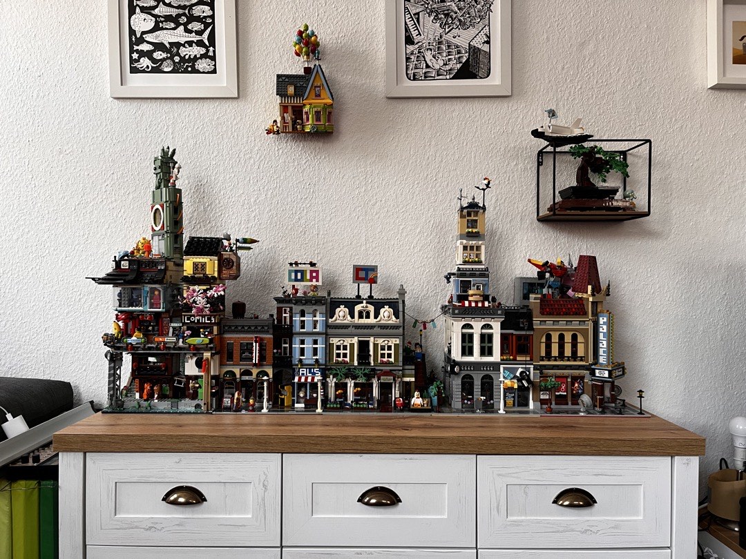 Eine LEGO-Stadt mit mehreren Gebäuden auf einer Anrichte.