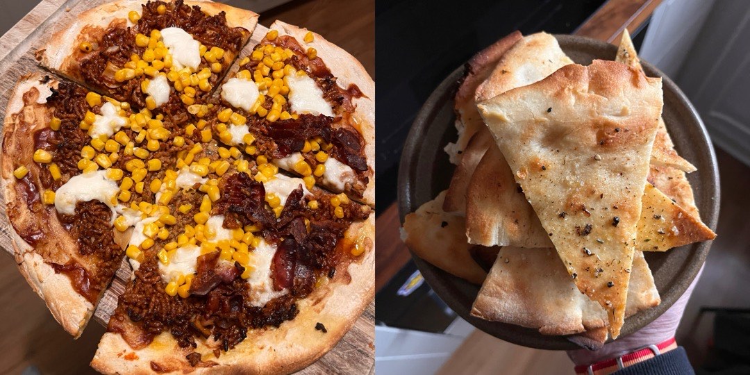 Links eine Pizza, rechts ein Teller Pizzabrot.