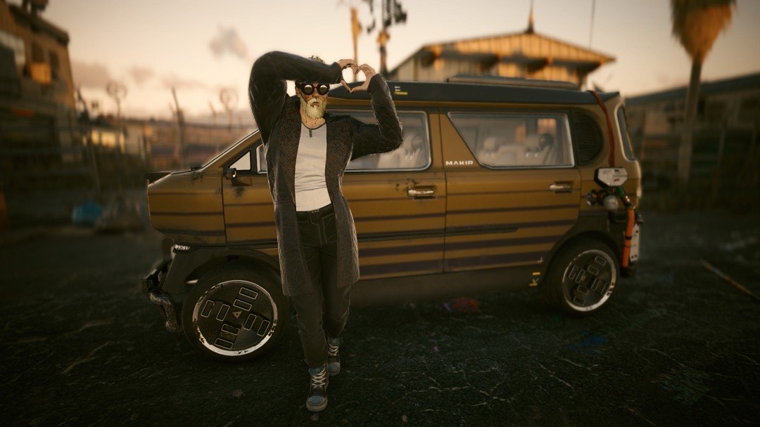 Mein Avatar in Cyberpunk mit der Herz-Emoji-Pose vor einem Minibus.