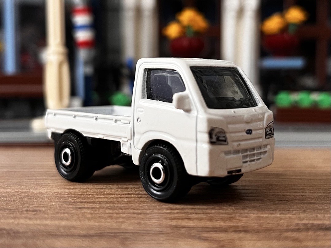Ein daumengroßer Kei Truck in Weiß.