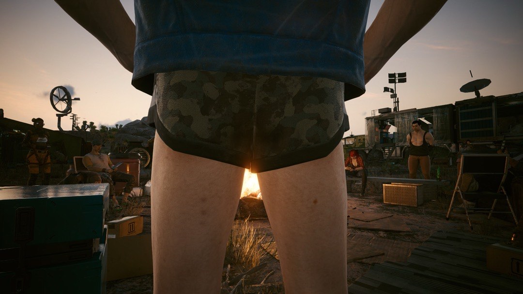 Sonnenuntergang in Cyberpunk: Die Sonne scheint zwischen den nackten Beinen eines Nomaden in Tarnunterhose hindurch.