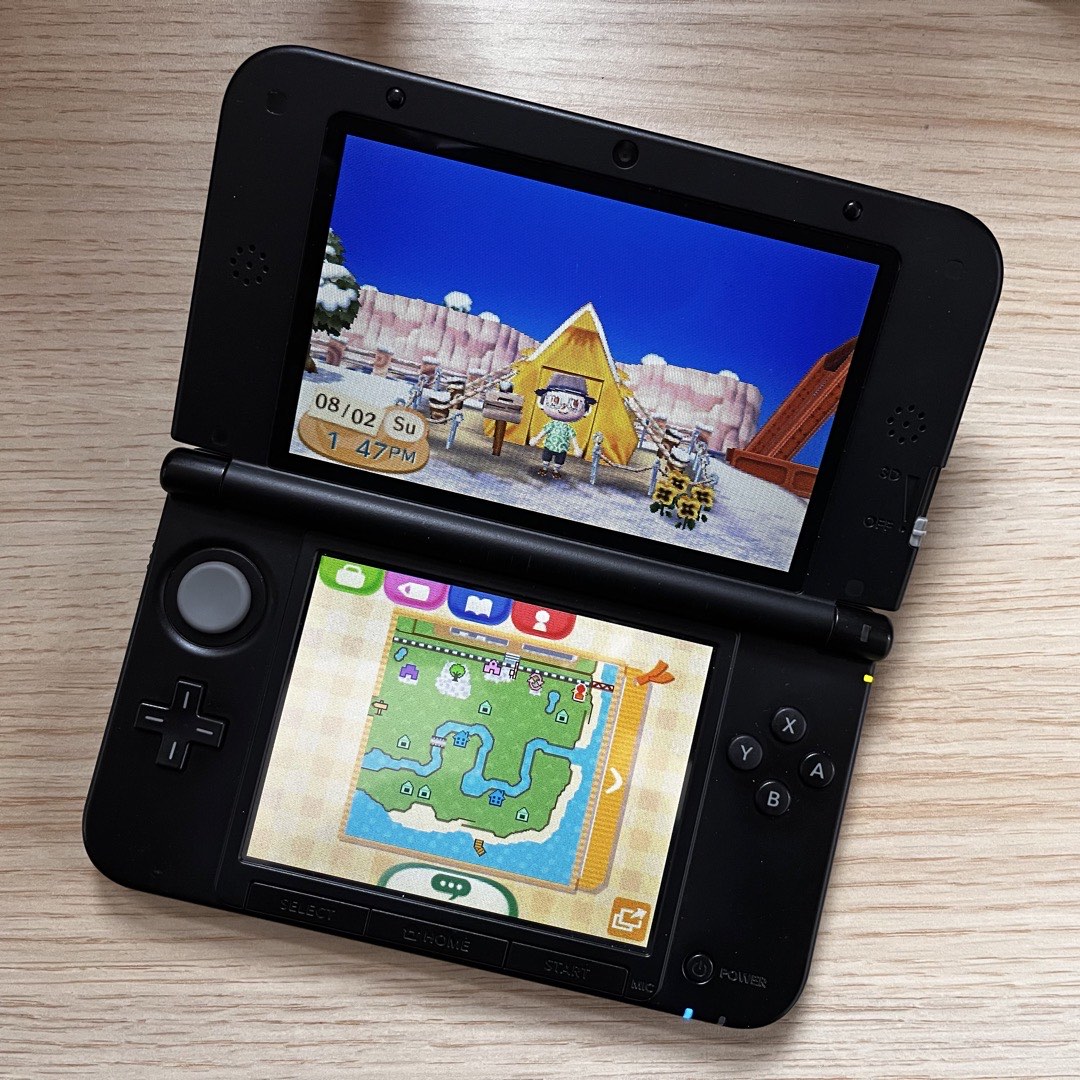 Nintendo 3DS XL mit dem Spiel Animal Crossing New Leaf. Mein Avatar hat einen Hut und eine silberne Brille auf.