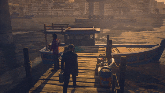 Der Hitman Protagonist tritt einen Angler vom Steg ins Wasser.