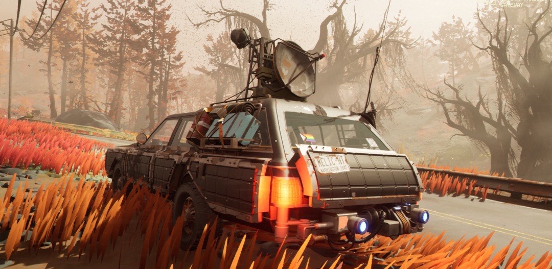Ein gepanzerter Station Wagon mit einer Satelitenschüssel und einer Antenne auf dem Dach, der in einer apokalyptischen Umgebung steht.