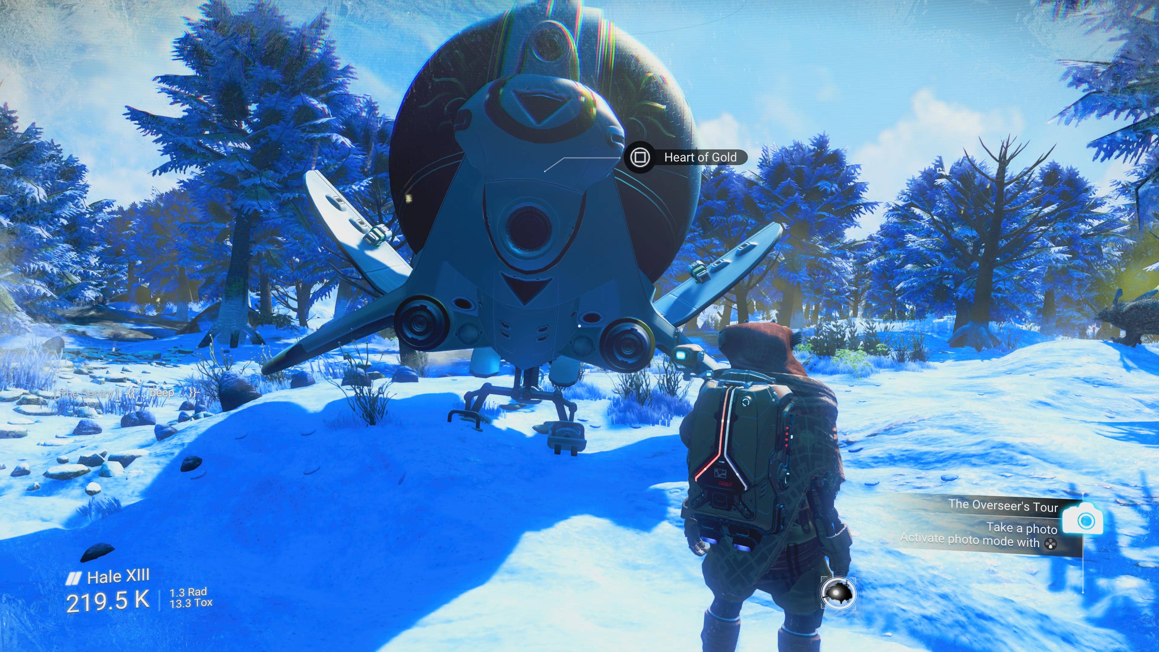 Ein Schneeplanet mit einem kugelförmigen Raumschiff mit kleinen Flügeln und einer Front, die ein bisschen wie ein Gesicht mit Kussmund aussieht. 