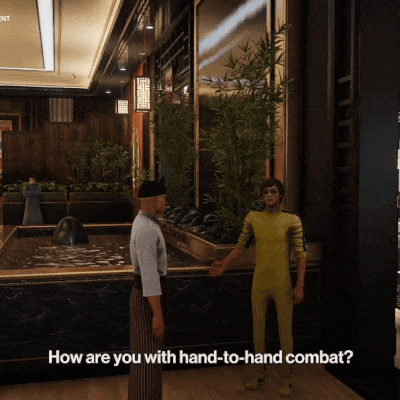 Animiertes  Gif: Ein verkleideter Agent 47 der mit Bruce Lee spricht. Dieser fragt Agent 47, wie gut er im händischen Nahkampf ist. Nach dem Cut sieht man Agent 47, wie er einen Kampfsportmeister mit einem Schlag ins Gesicht zu Boden streckt.