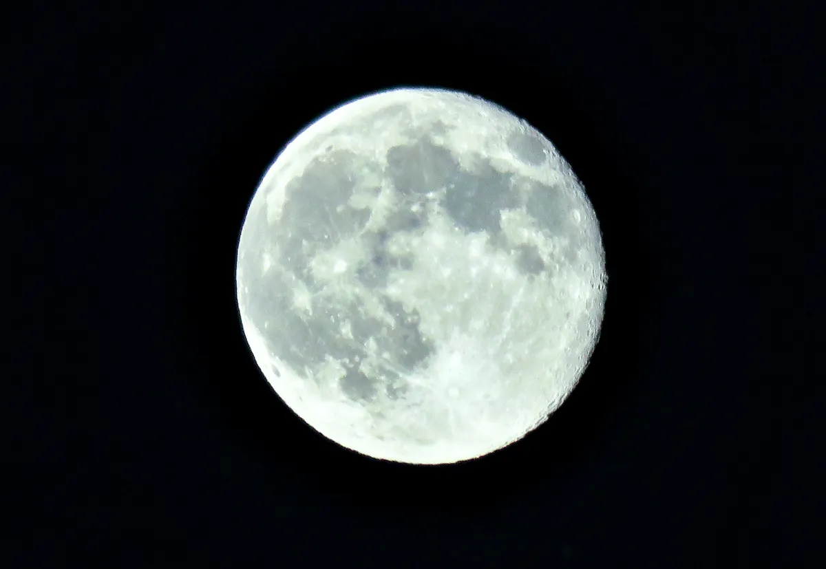 Der herangezoomte Mond. Er ist sehr hell.