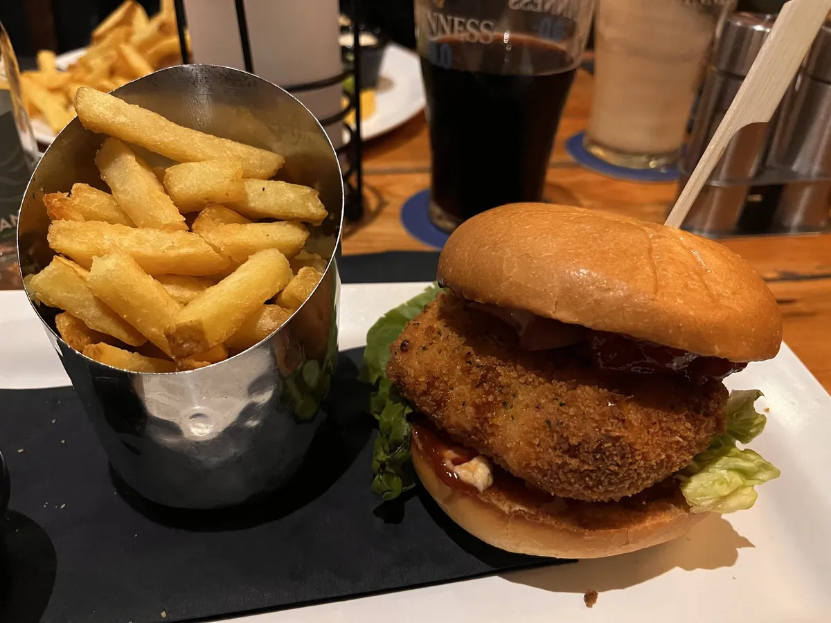 Eine Portion knuspriger Fritten und ein Halloumi Burger so groß wie ein Pony.