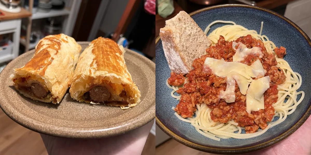 Zwei Gerichte: Links zwei Würste im Teigmantel und rechts ein Teller Spaghetti Bolognese mit Brot und Käse.