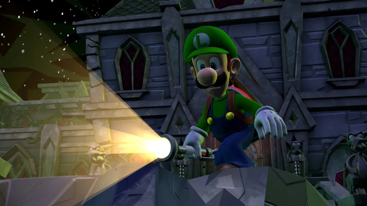 Luigi, der vor einem alten Haus über den Schein seiner Taschenlampe in die Kamera guckt.