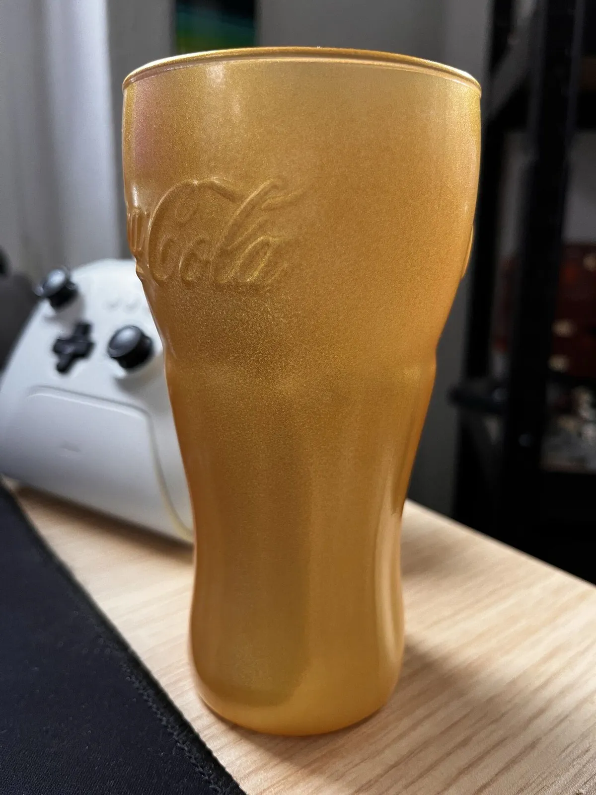 Ein uringoldenes Cola-Glas im Stil eines Pokals